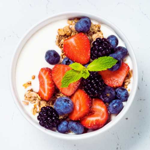 granola with yogurt